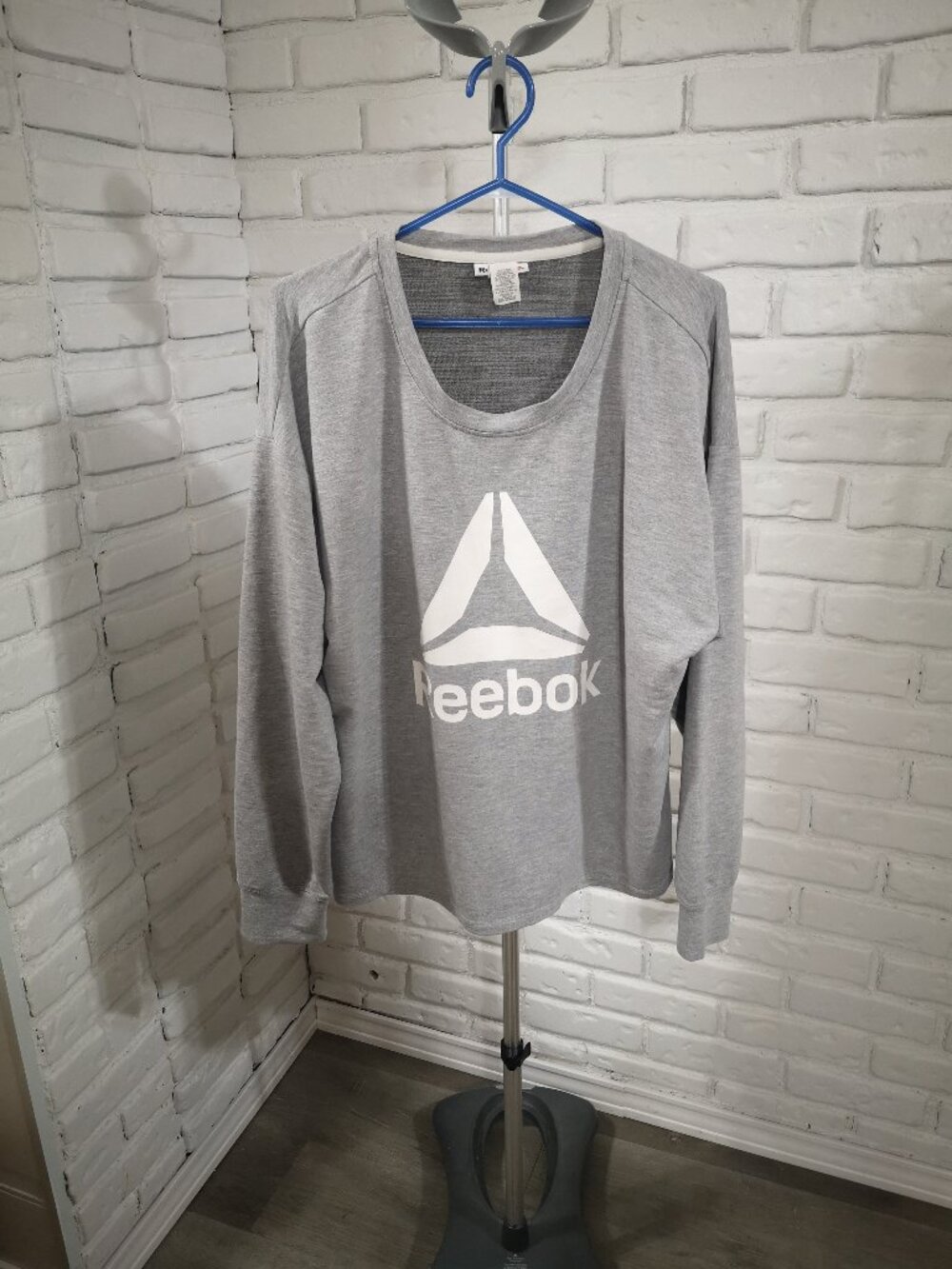 Reebok Women's Size XXL Grey w/ White Logo Lightweight Straight Fit Sweat Shirt